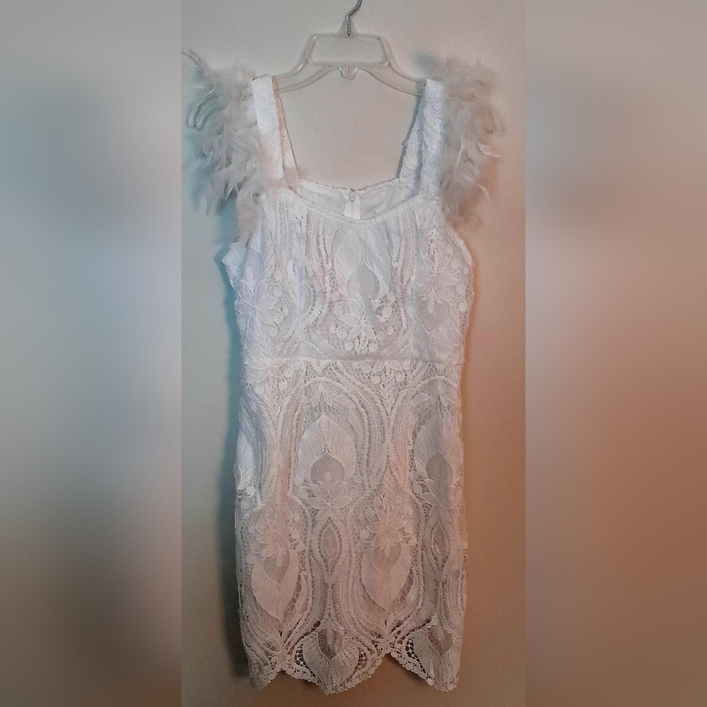 NWOT - Chic White Lace Mini Wedding Dress with Feathered Accents